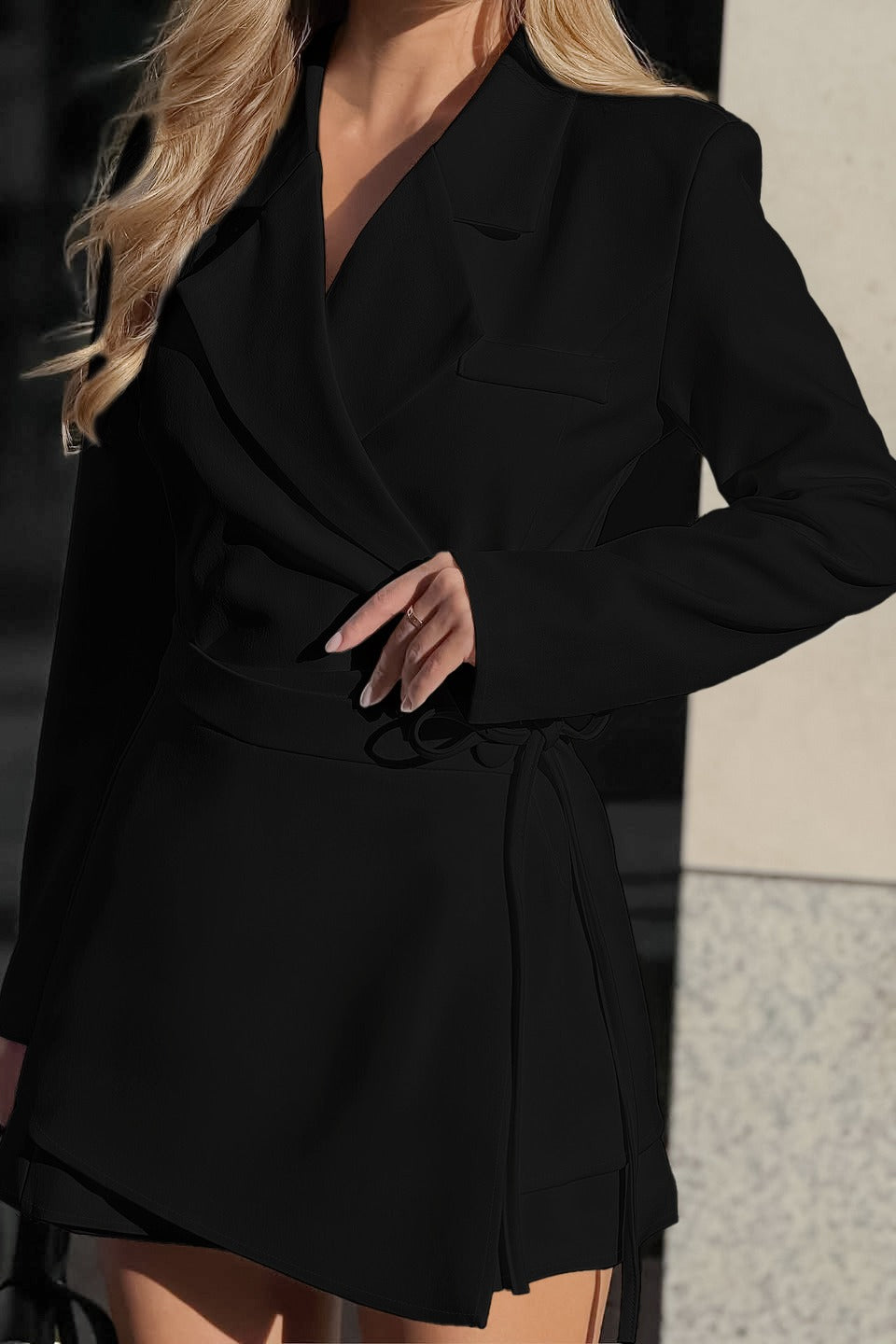 Elegantní sako s páskem vázaným v mašli v pase