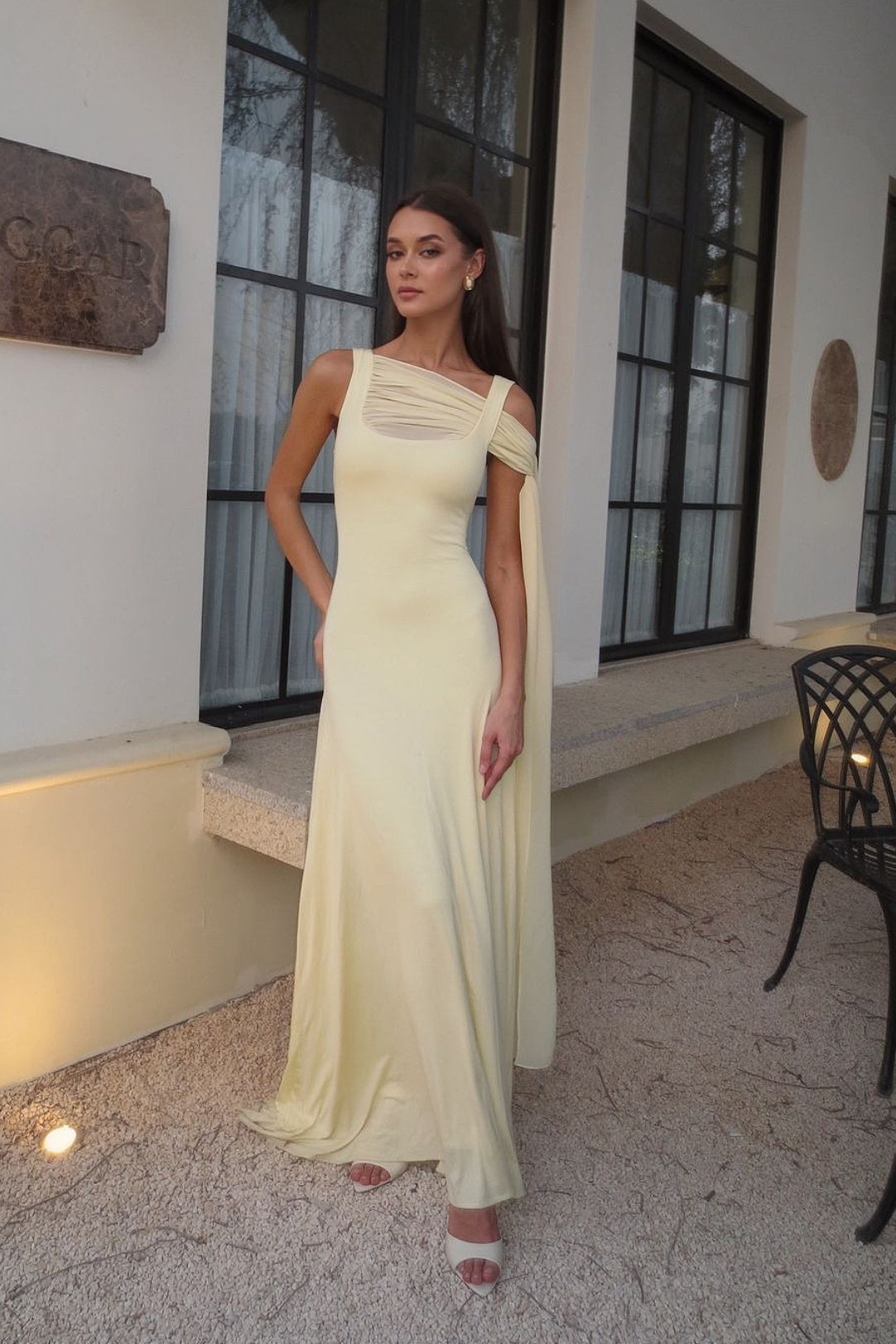 Robe longue élégante à bretelles fines avec châle à ceinture unie