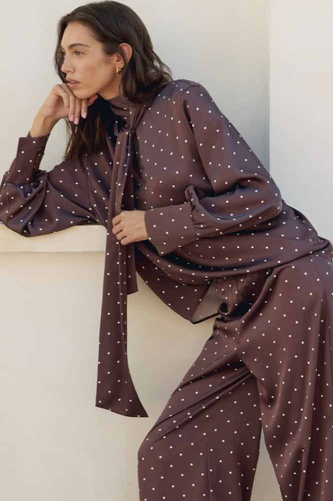 Blusa ajustada con cintura de lazo y lunares