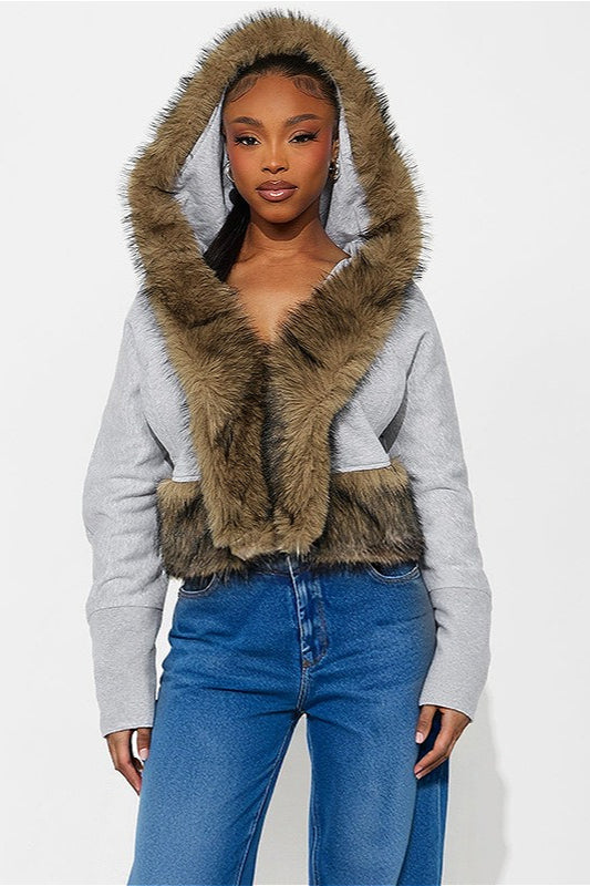 Sudadera corta suelta con capucha y borde de piel gruesa en piezas