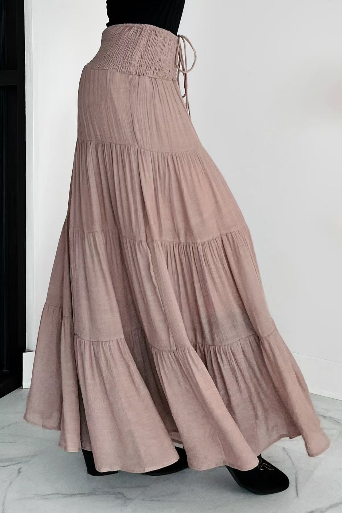 Falda larga de línea A con cintura alta, cordón y contraste estilo bohemio elegante