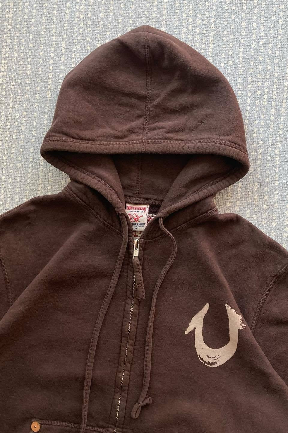 Sweat à capuche à fermeture éclair rivetée au style ancien