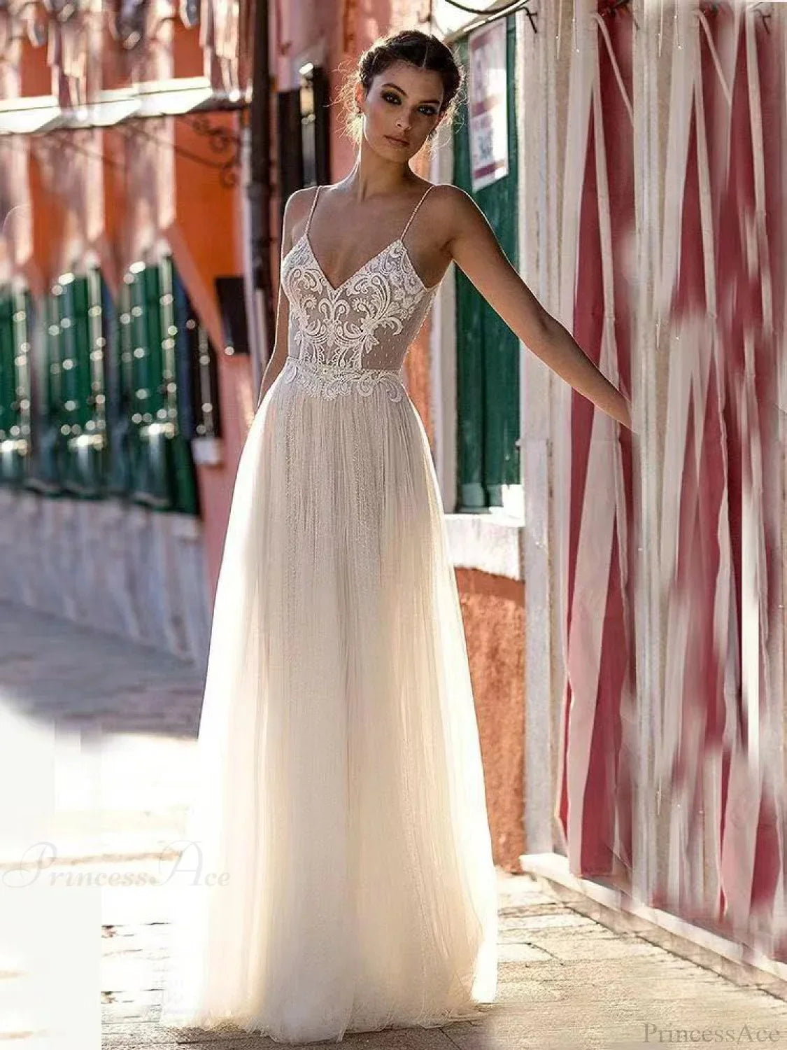 Vestido de novia de tul transparente con escote en V profundo