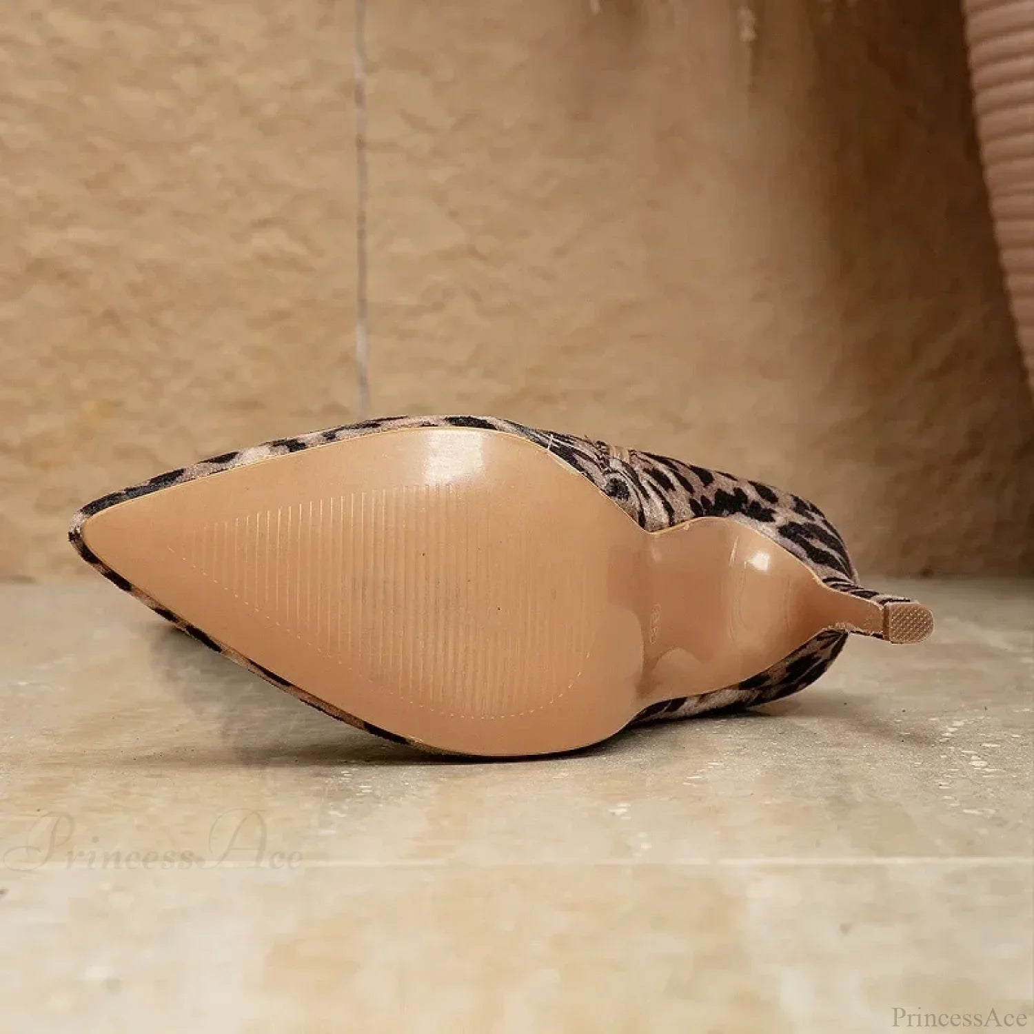 Bota Feminina de Salto Alto Fino, Bico Fino, Estampa de Onça, Zíper, Cano Longo