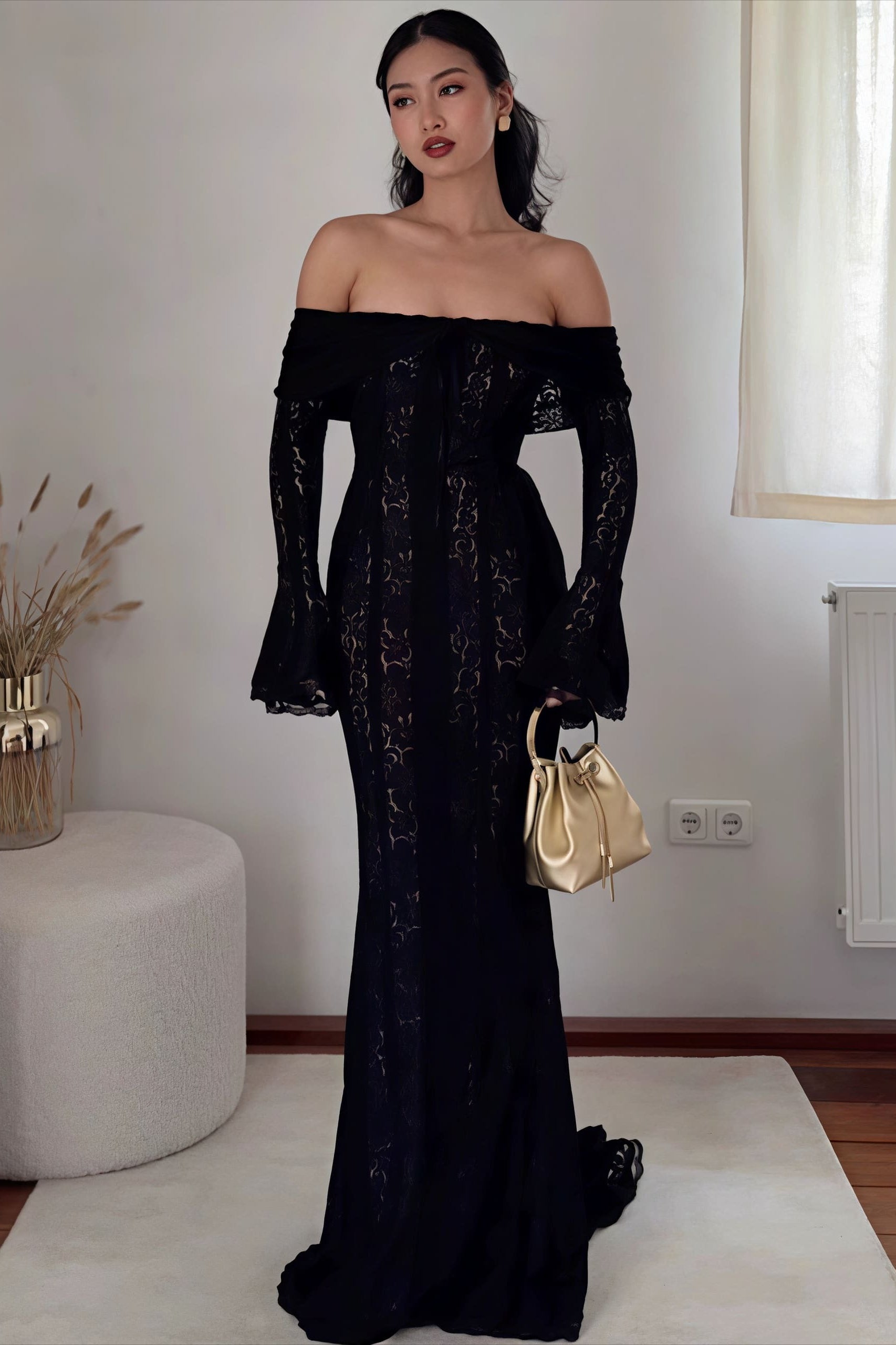 Schulterfreies Spitzenkleid mit ausgestellten Ärmeln, tailliertem Schnitt und elegantem Schleppe, Maxikleid