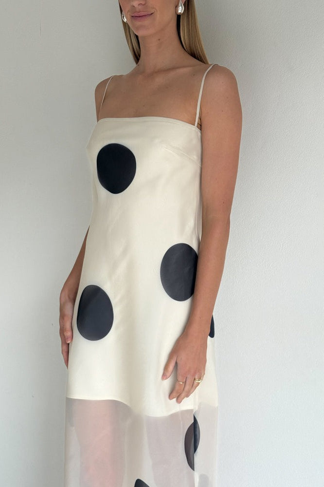 Robe longue moulante à fines bretelles à pois