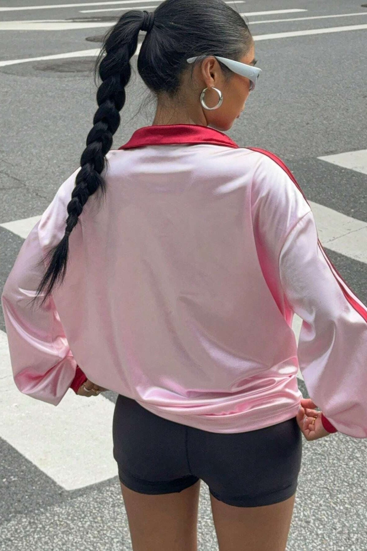 Digital bedruckte lockere Bluse mit langen Ärmeln und V-Ausschnitt