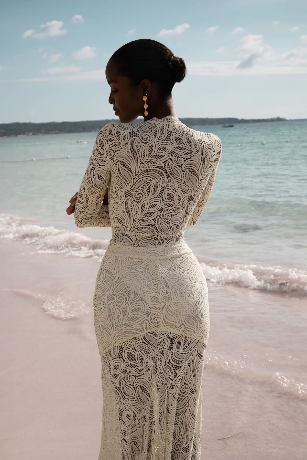 Sexy krajkové šaty na tělo s výřezy a dlouhou sukní