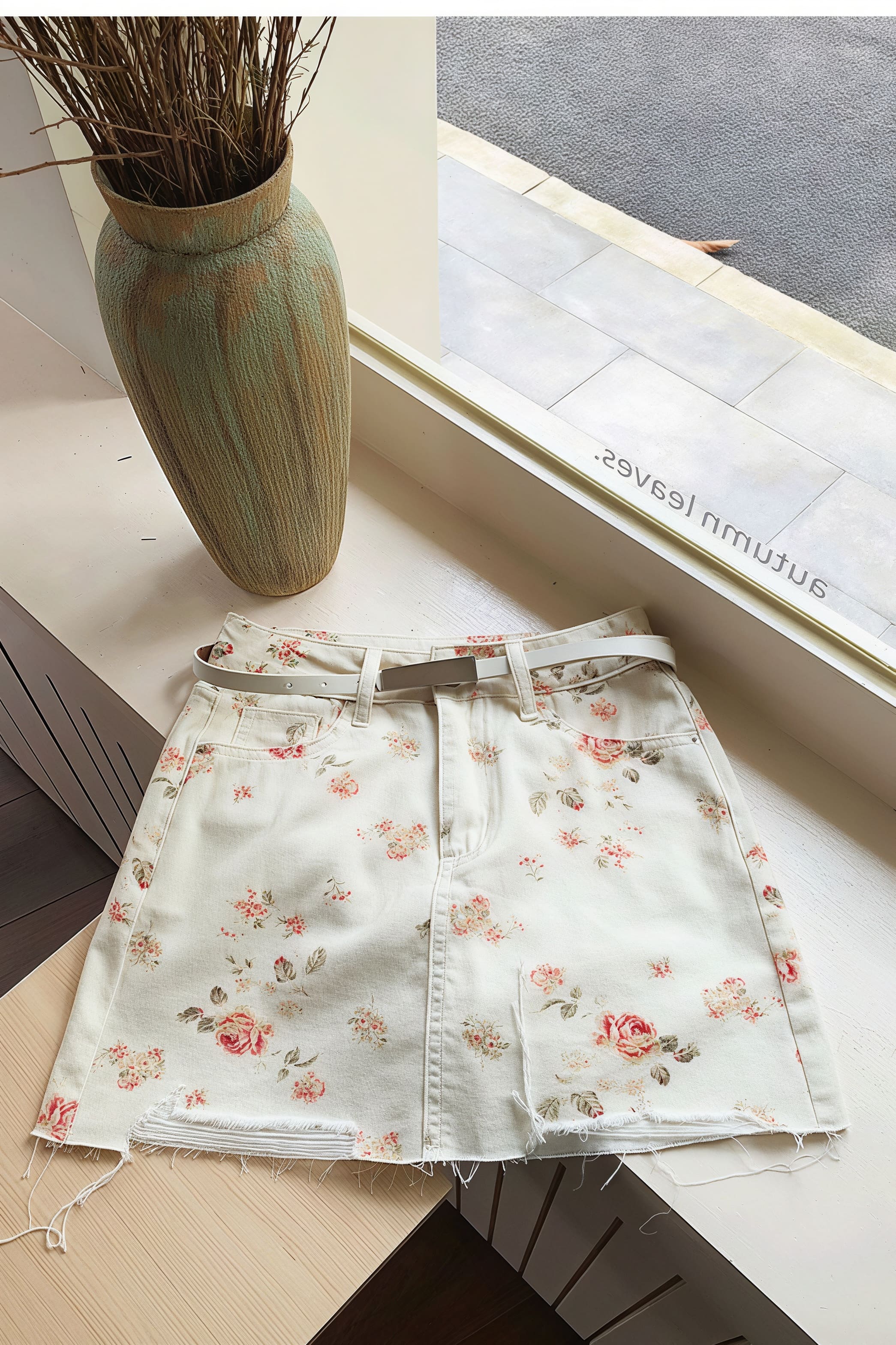 Gonna corta aderente a vita alta in denim con motivo floreale d'epoca