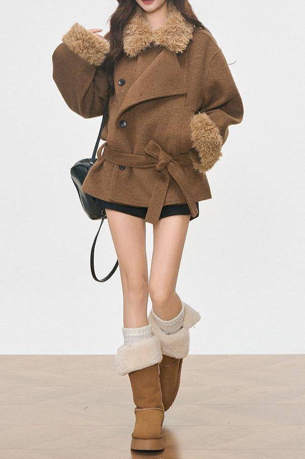 Abrigo corto de lana con cuello y puños de piel vintage