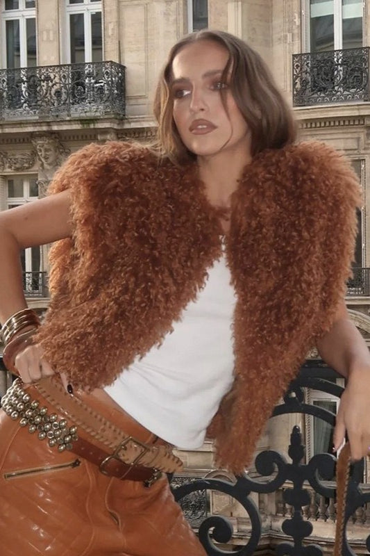 Chaleco con cuello de piel vuelta y espalda descubierta tipo halter