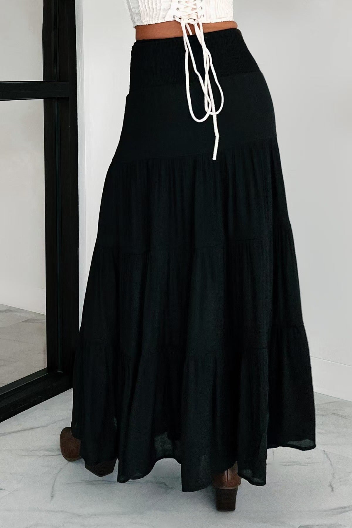 Falda larga de línea A con cintura alta, cordón y contraste estilo bohemio elegante