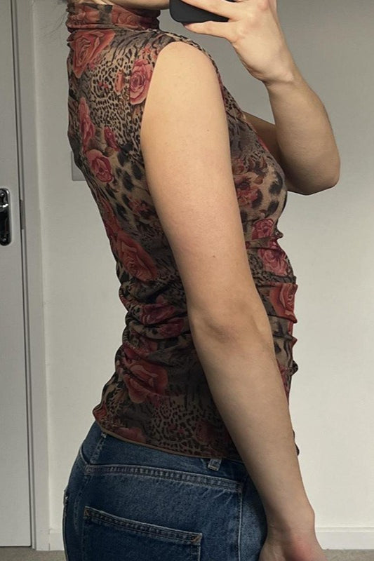 Bluse mit hohem Kragen und kontrastierendem Muster