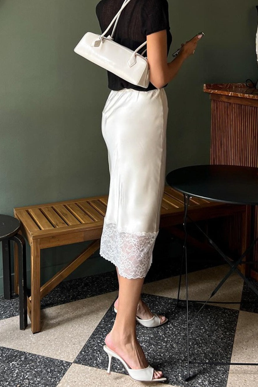 Jupe moulante en satin uni avec bordure en dentelle