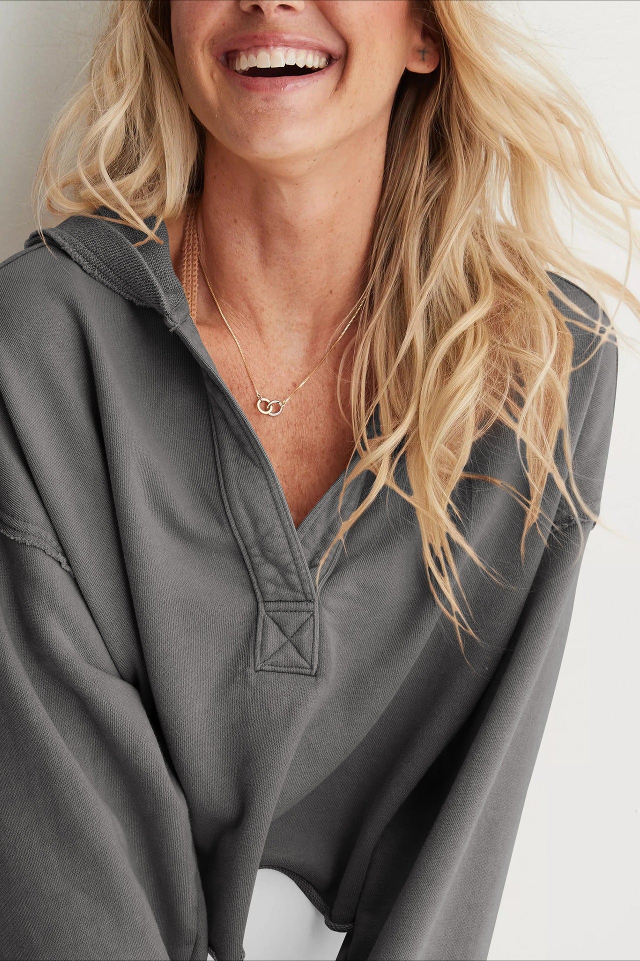 Moletom Chic Relaxado com Gola V Lisa