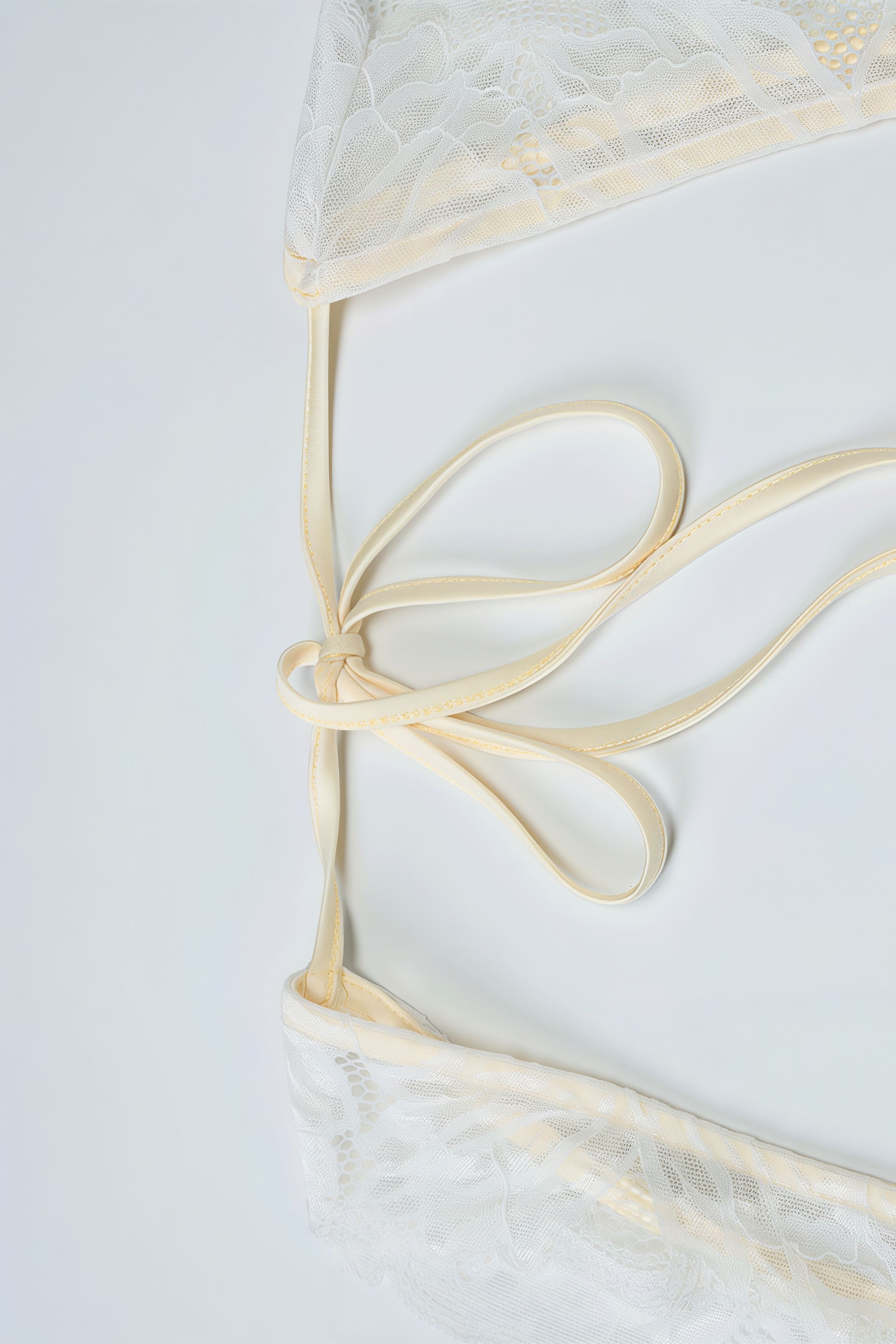 Maxi šaty s květinovým potiskem, krajkovým záplatovým vzorem, odhalenými rameny a otevřenými zády