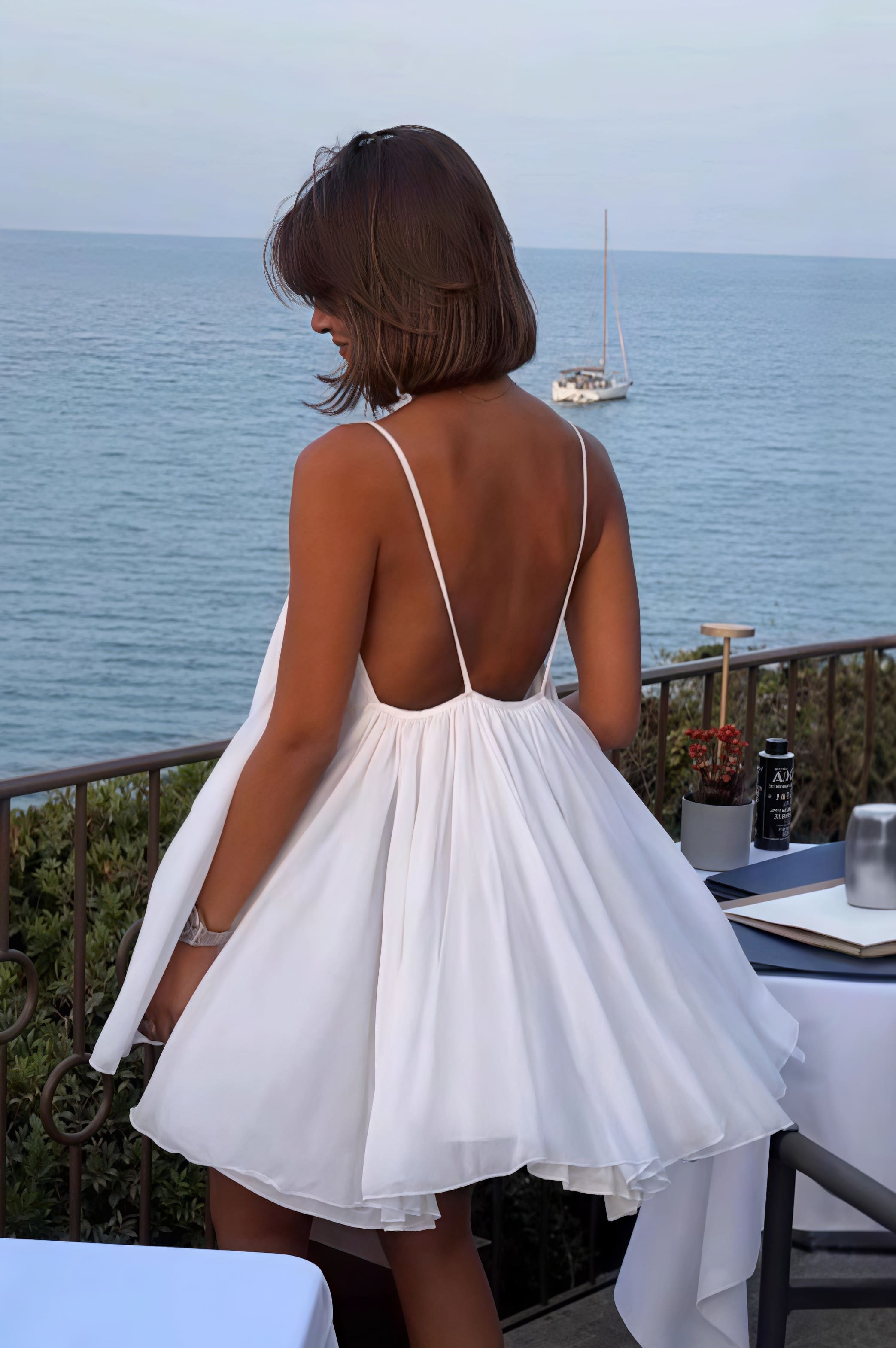 Solides, plissiertes, fließendes Mini-Trägerkleid