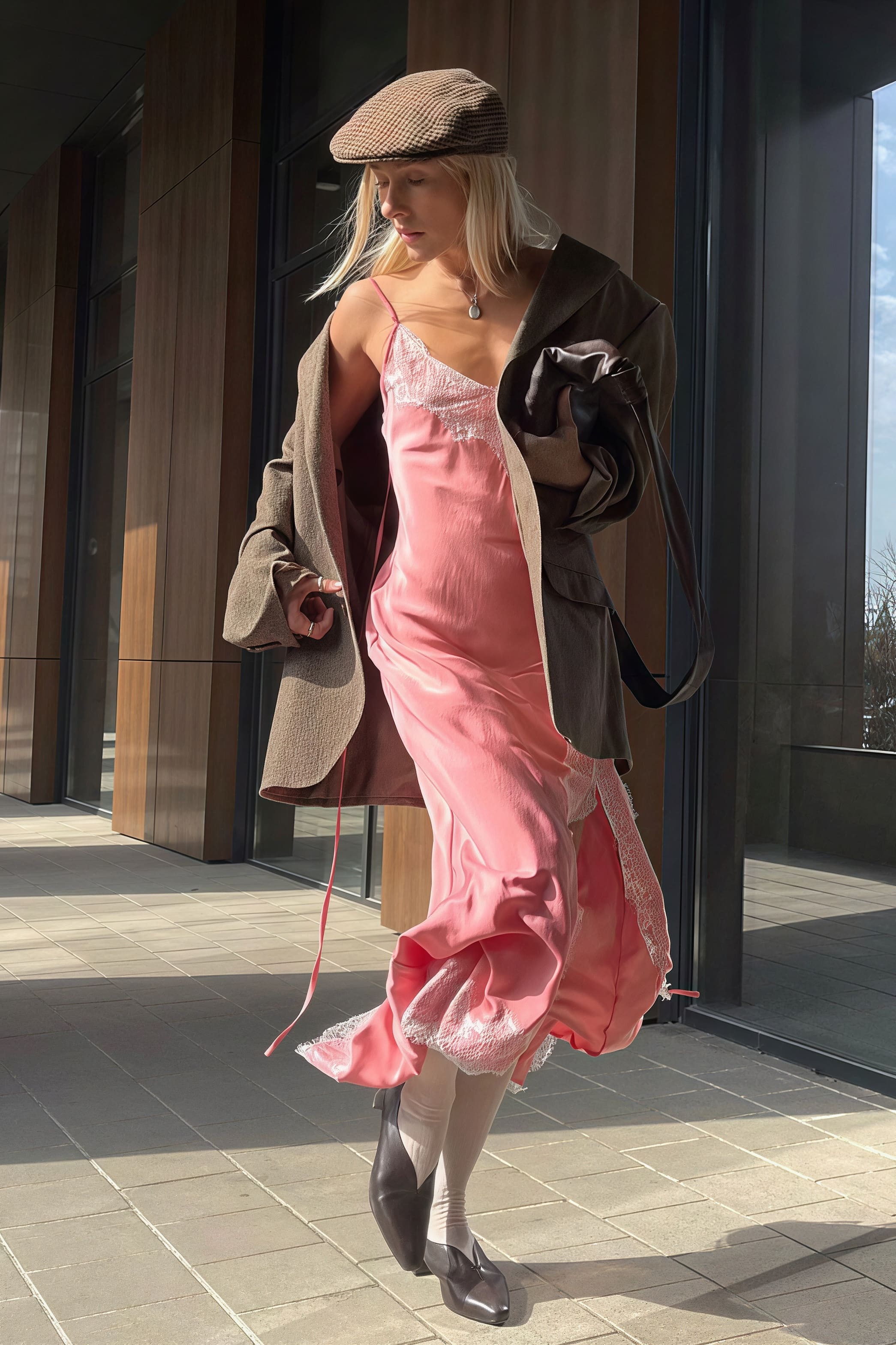 Spitzen-Maxikleid mit Spaghettiträgern, seidenglänzend und mit Schlitz