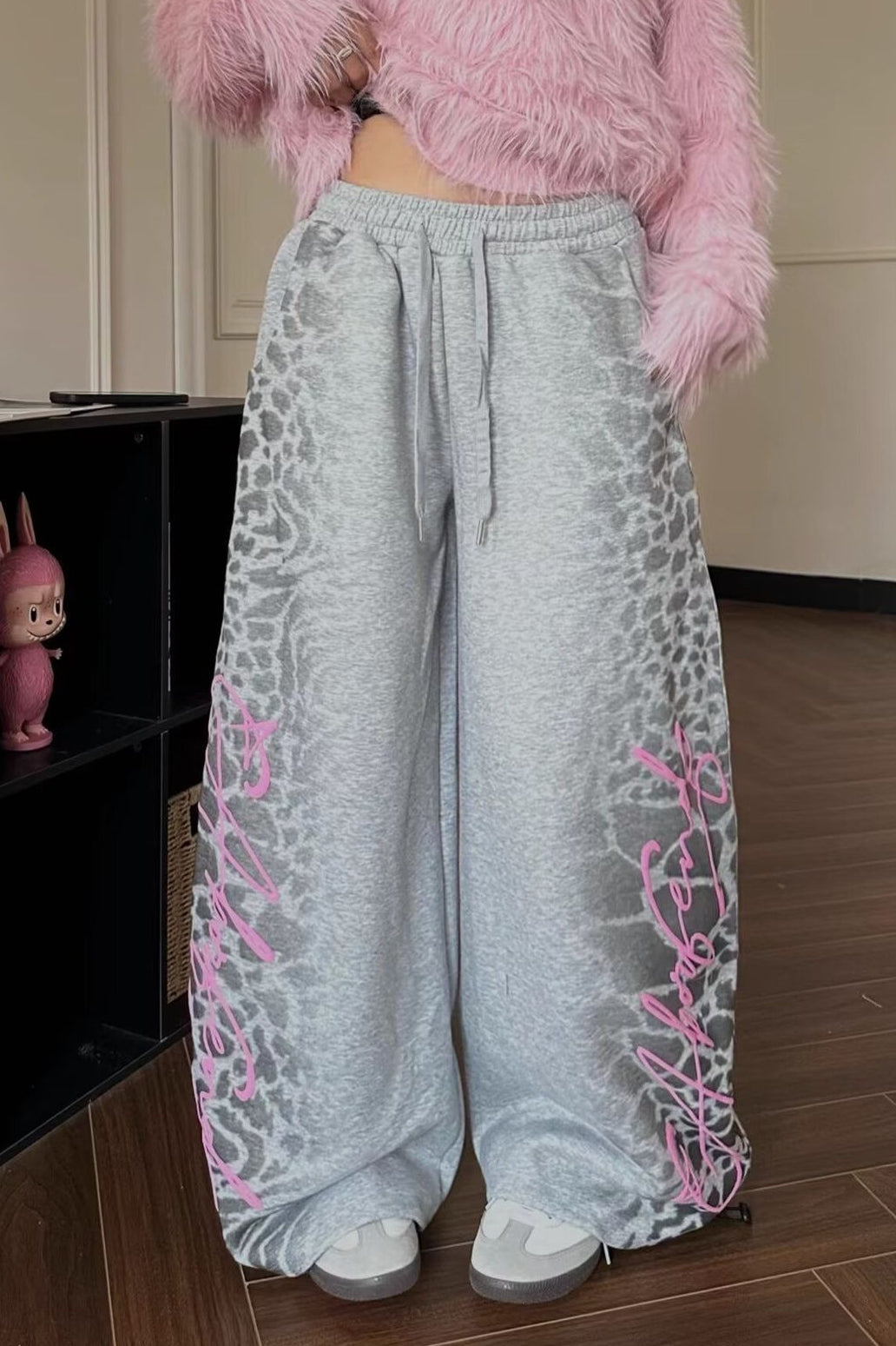 Volné kalhoty s výšivkou dopisů a leopardím vzorem ve stylu retro