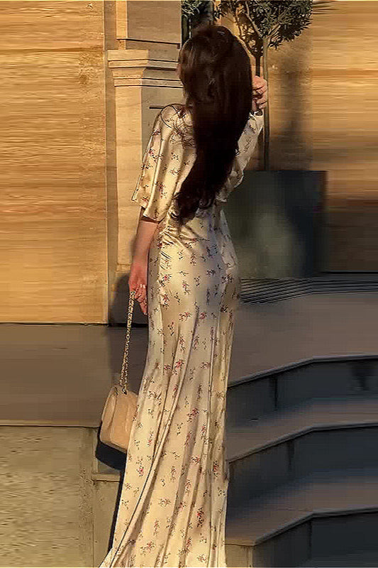 Vestido Estilizado con Escote en V y Cintura Fruncida con Estampado Floral