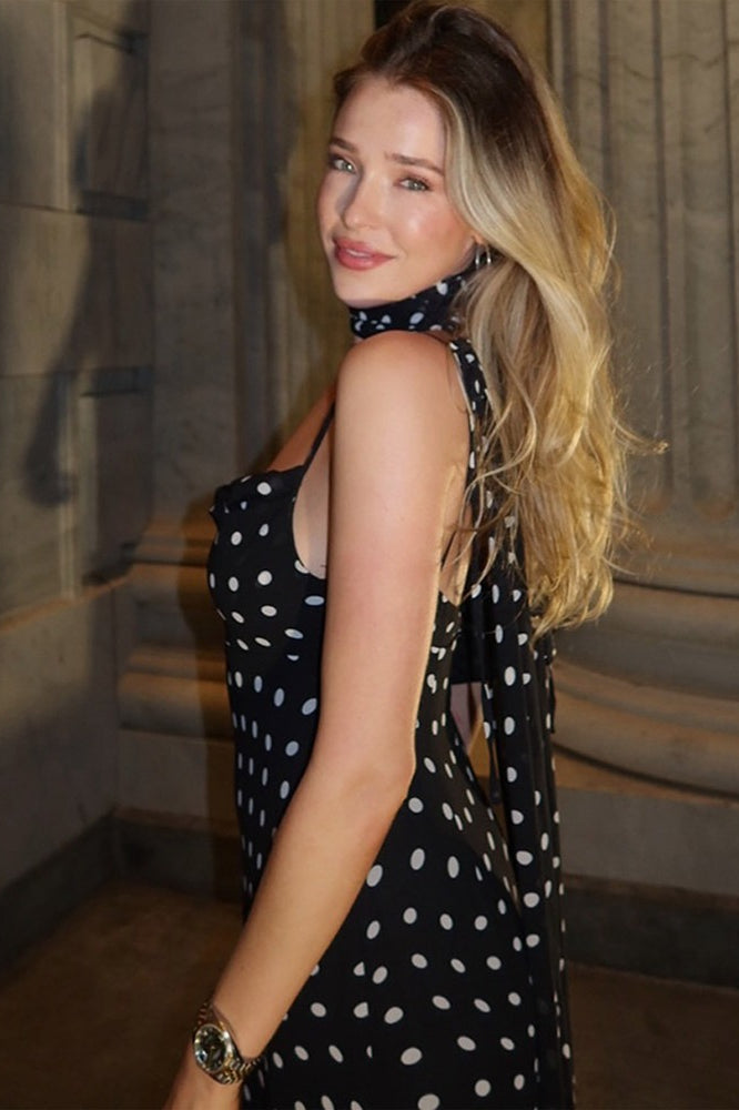 Abito lungo con spalline, collo arricciato e sciarpa a pois