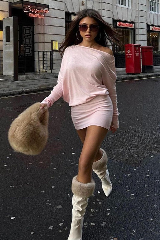 Vestido corto con cuello asimétrico, mangas largas, capas y cintura ajustada