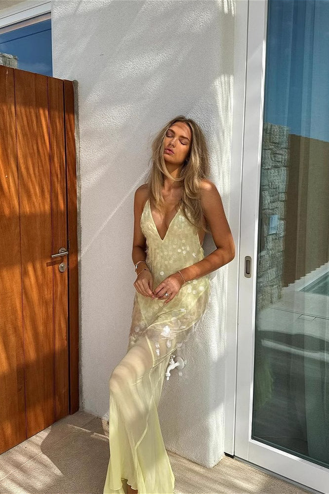 Vestido Floral de Paetês com Cintura Alta, Sem Mangas e Recorte Vazado