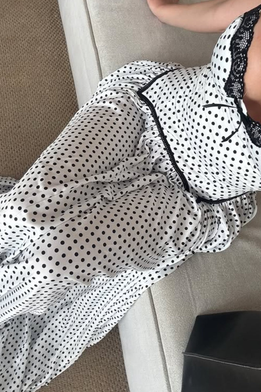 Robe longue asymétrique à pois avec nœud décoratif