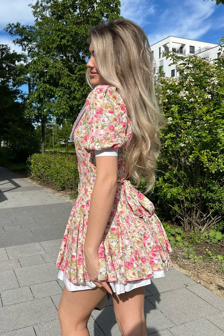Peter-Pan-Kragen Blumiges Kleid mit Puffärmeln und Knöpfen, Mini-Länge