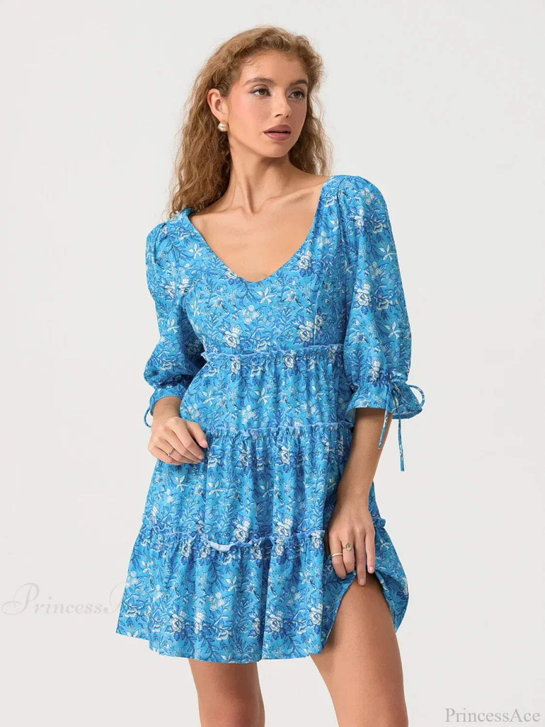 Vestido floral con volantes en capas, escote en V y mangas abullonadas hasta el codo