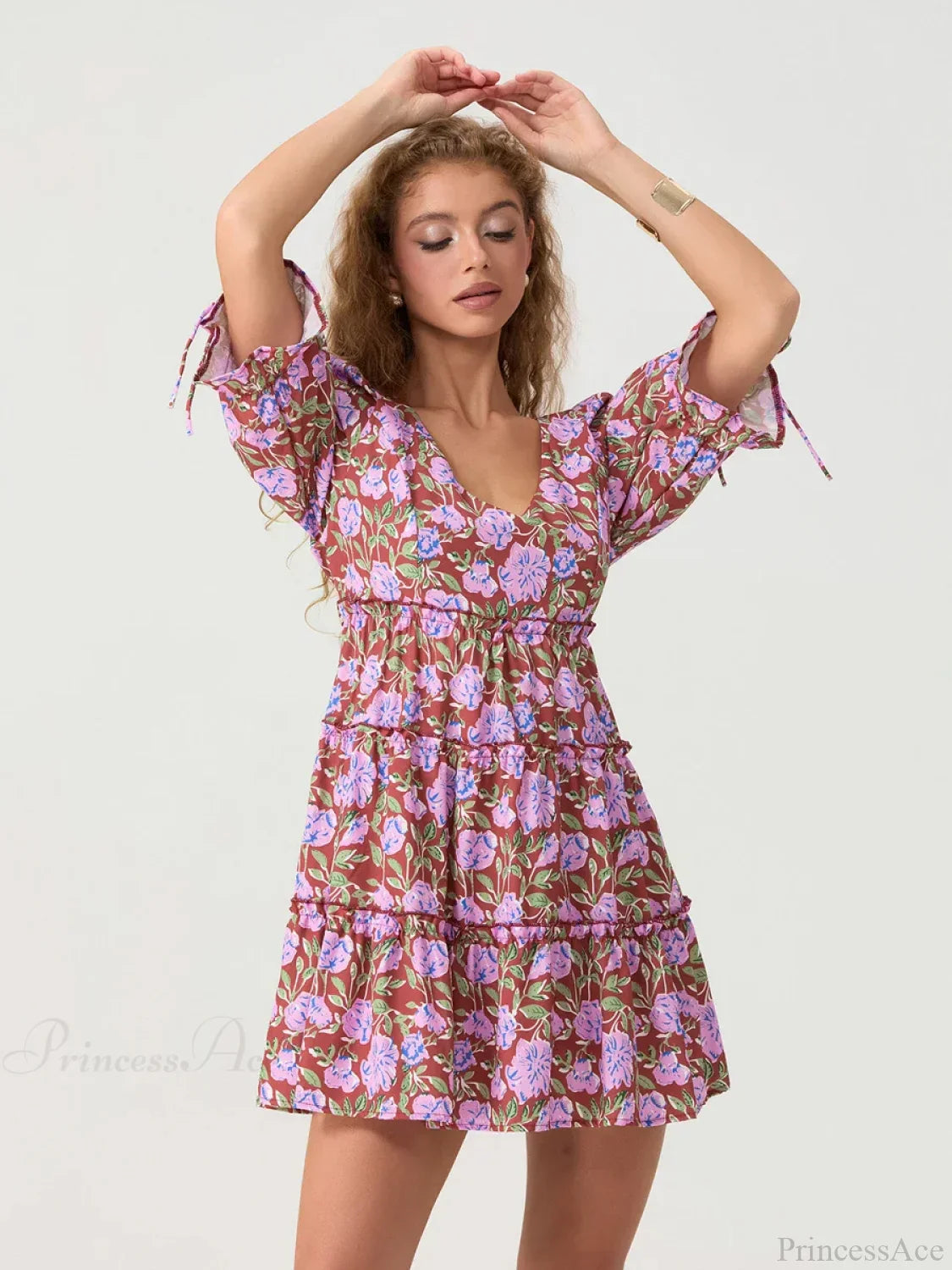 Vestido floral con volantes en capas, escote en V y mangas abullonadas hasta el codo
