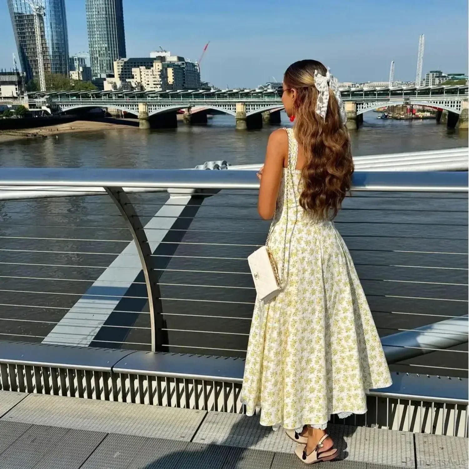 Vestido midi de verano con estampado floral elegante