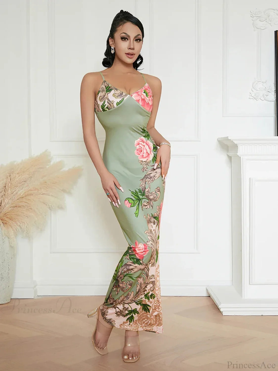 Elegantní květinové šaty s tenkými ramínky a odhalenými zády