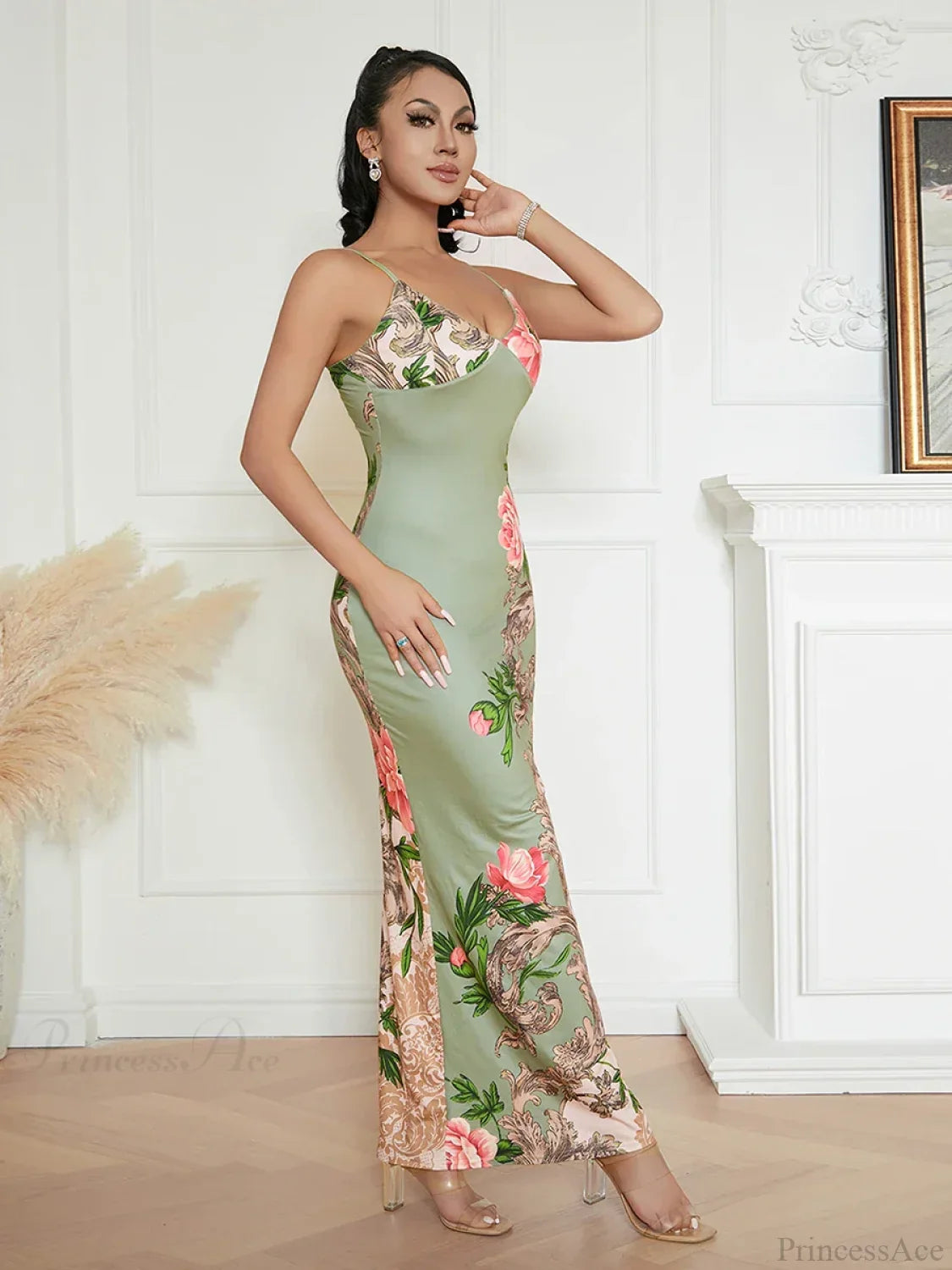 Elegantní květinové šaty s tenkými ramínky a odhalenými zády