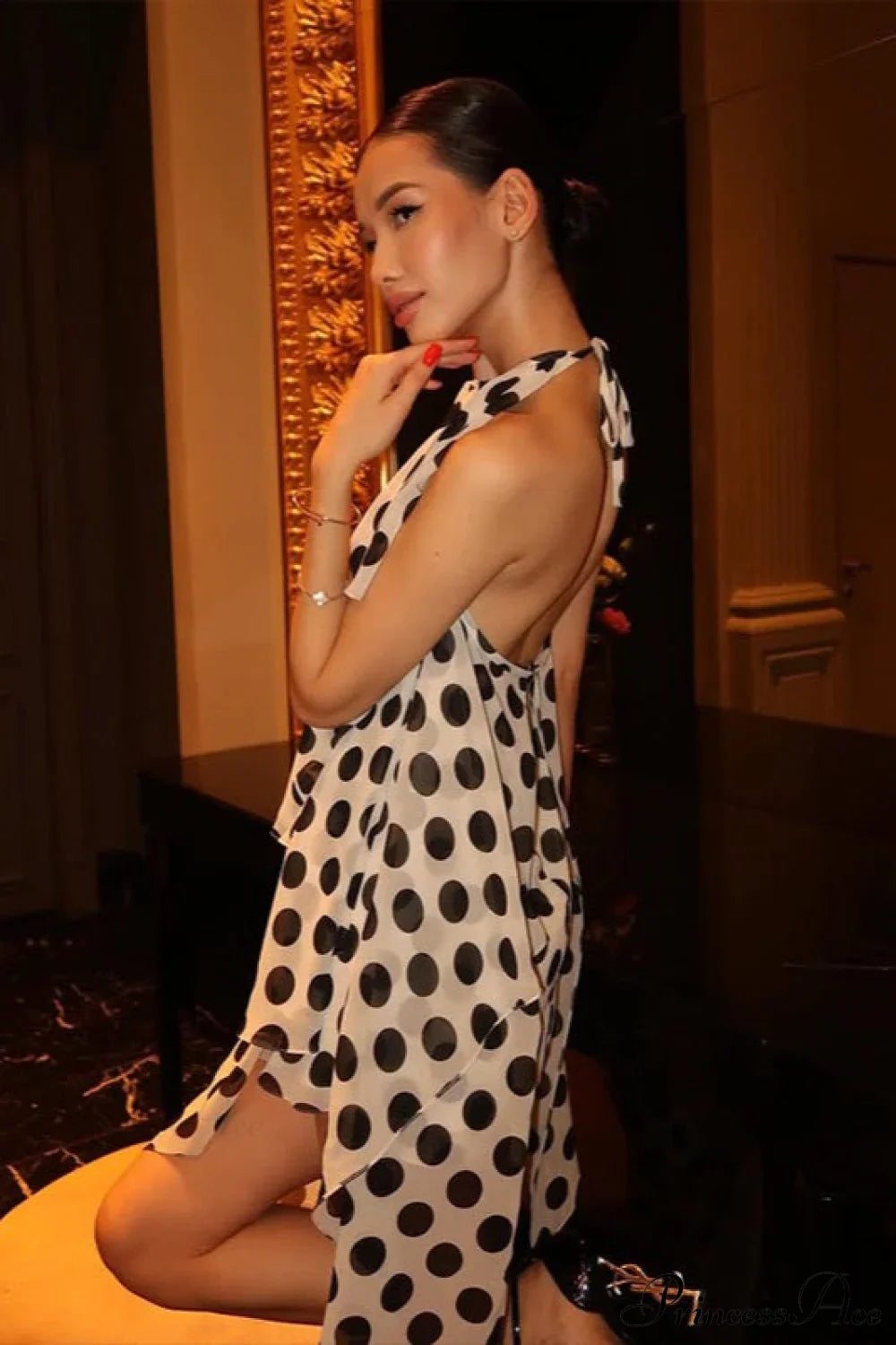 Abito lungo elegante senza maniche a pois con collo all'americana