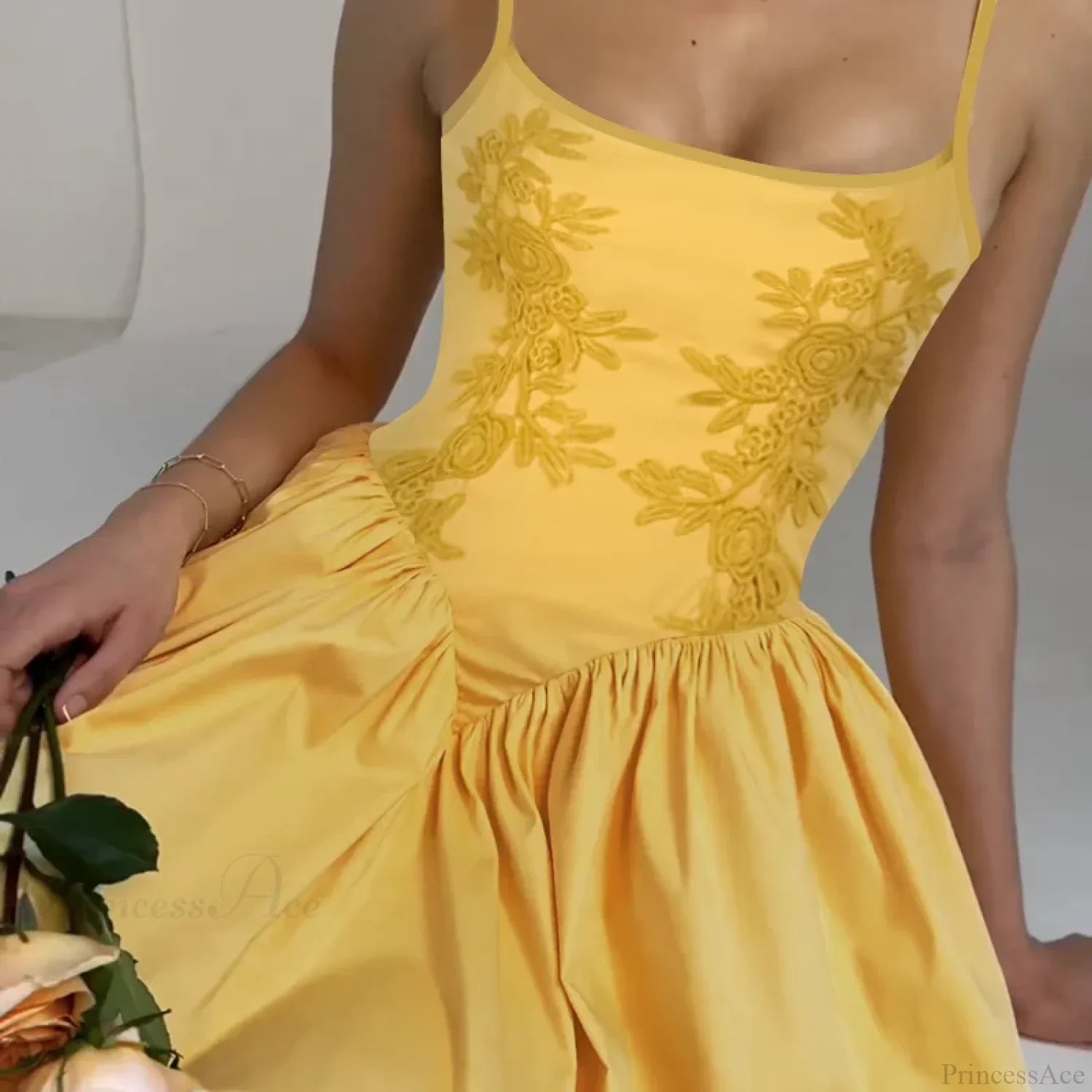 Vestido floral abombado de cintura alta con flores bordadas