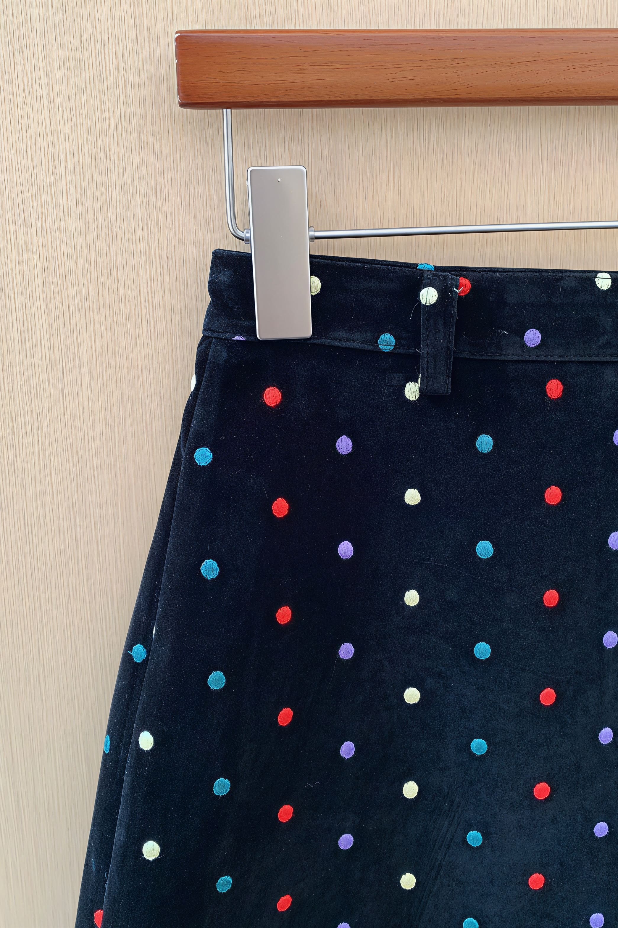 Falda de terciopelo con lunares bordados a la moda