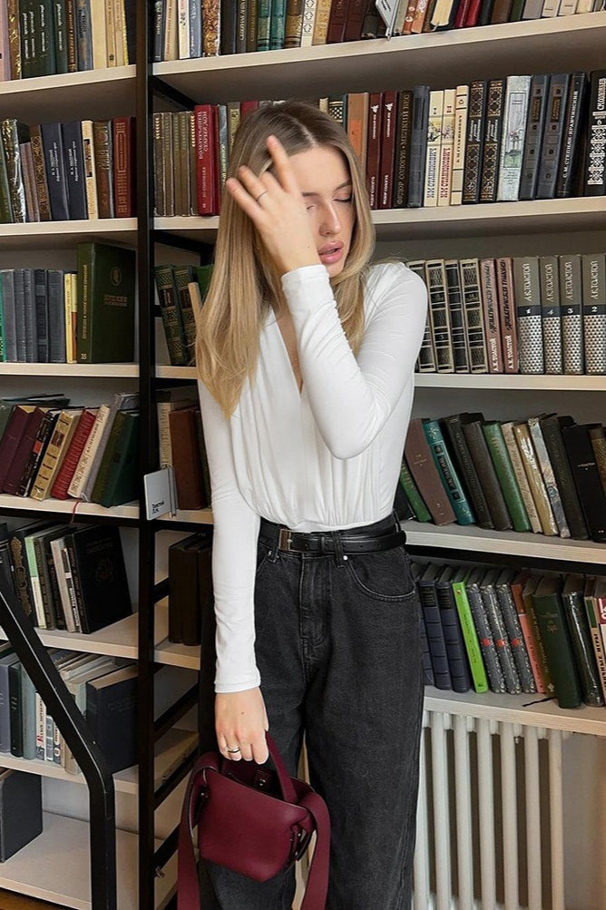 Jednobarevné bílé tričko s dlouhým rukávem, řasené, s výstřihem do V