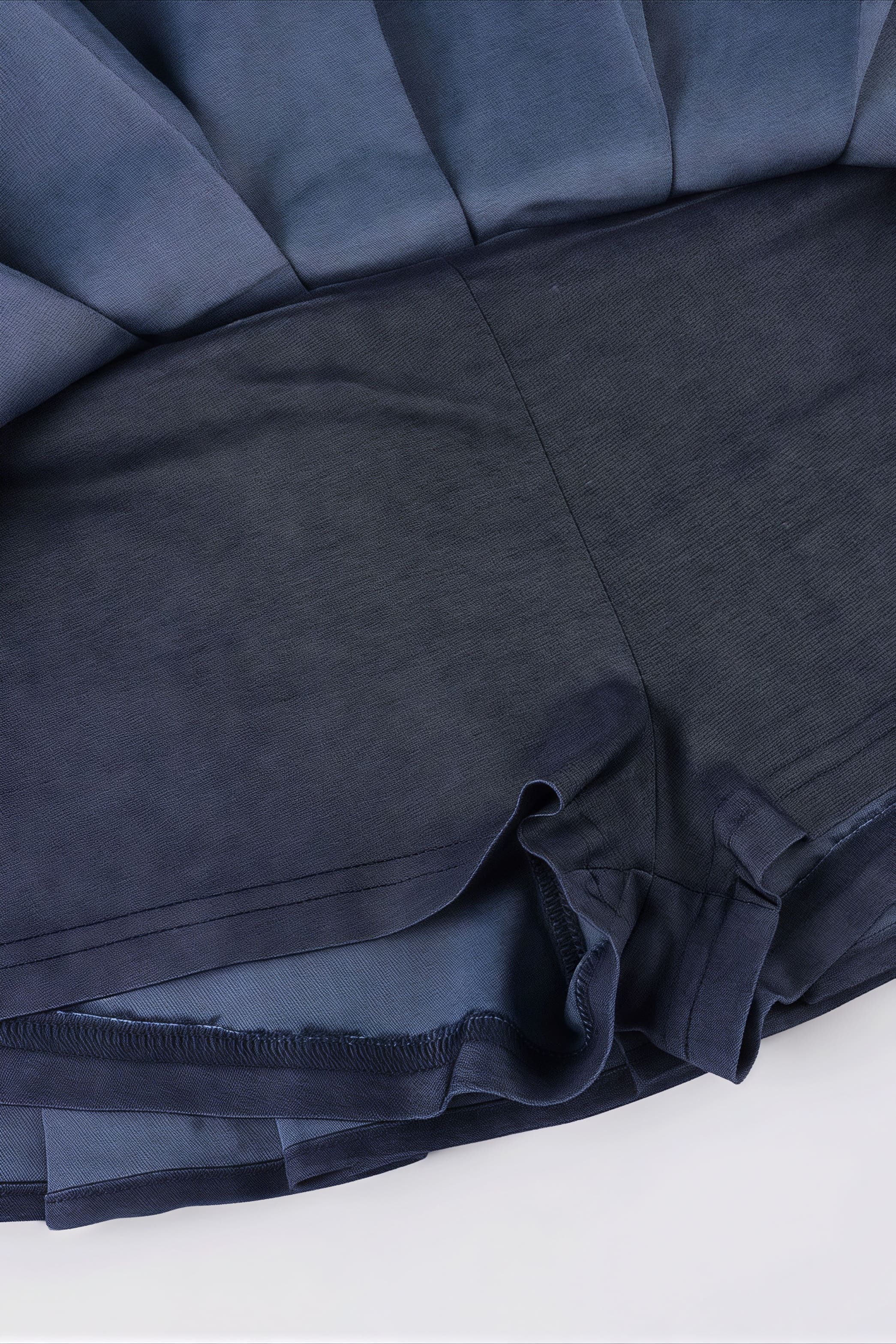 Completo con fascia a maglia solida, gonna a pieghe a vita bassa