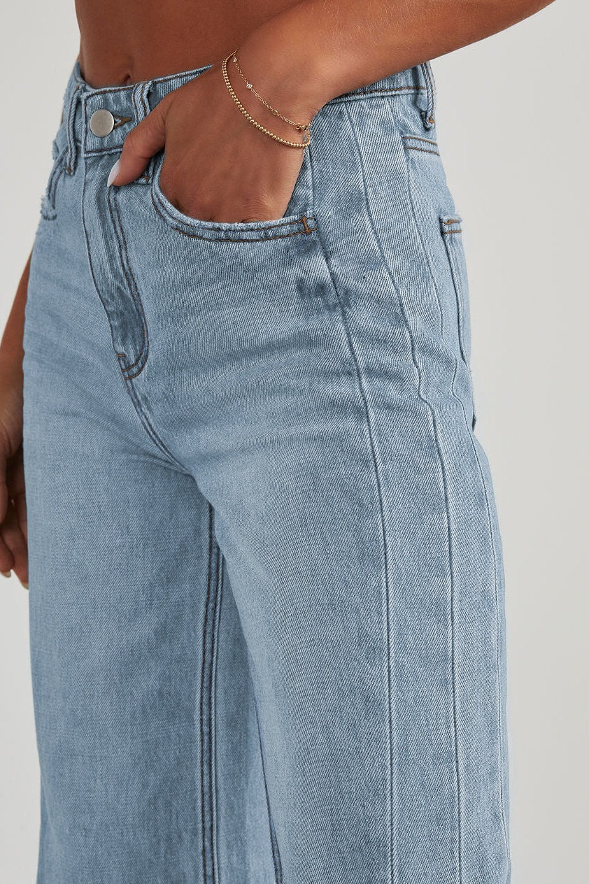 Jean large lavé minimaliste uni