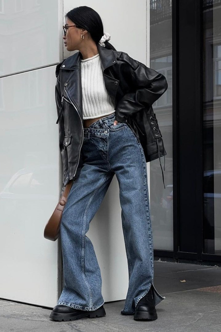 Jeans rectos con cintura alta, asimétrica y abertura lateral