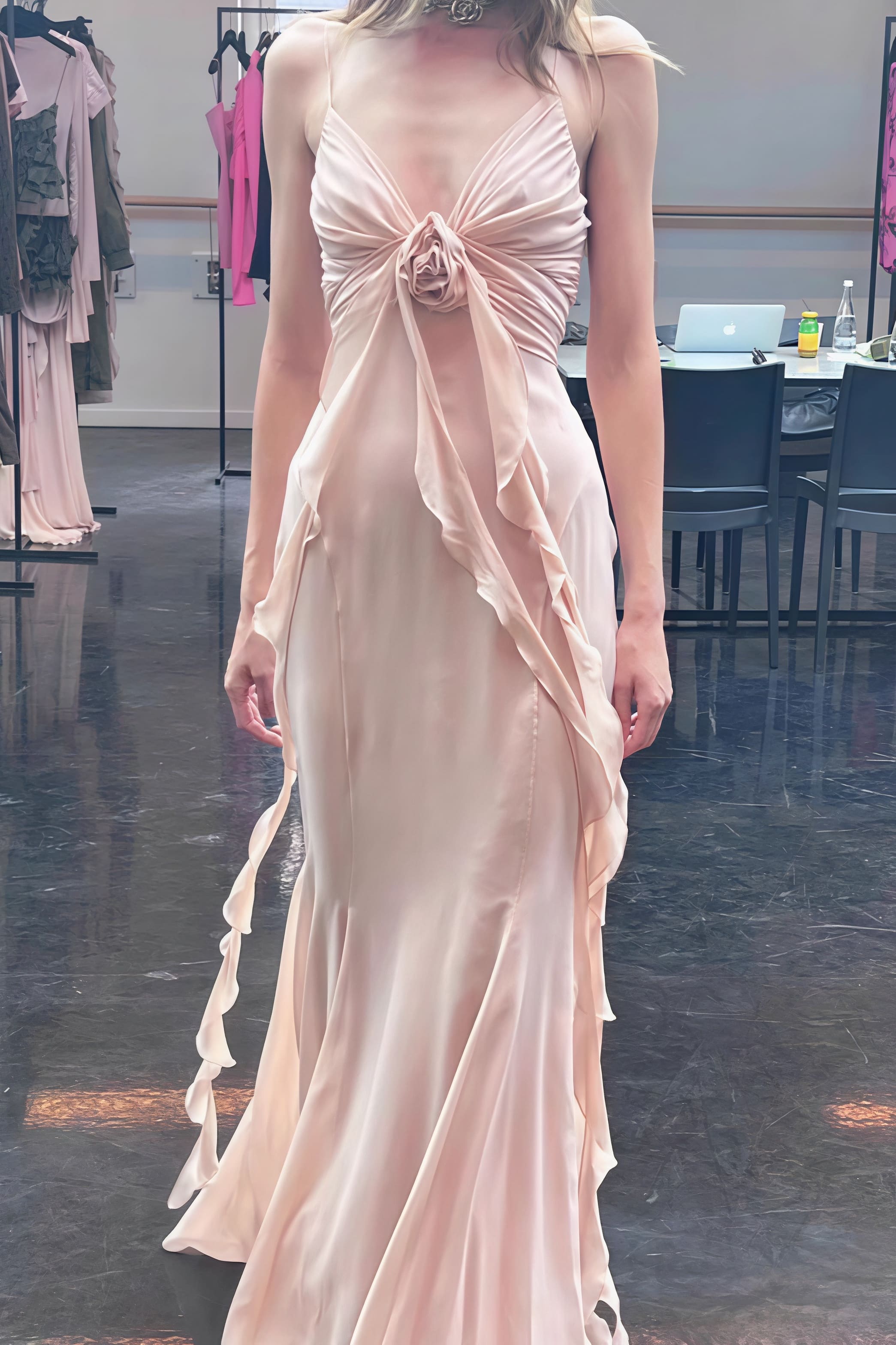 3D-Rosen fließendes Maxikleid mit Spaghettiträgern und rückenfrei