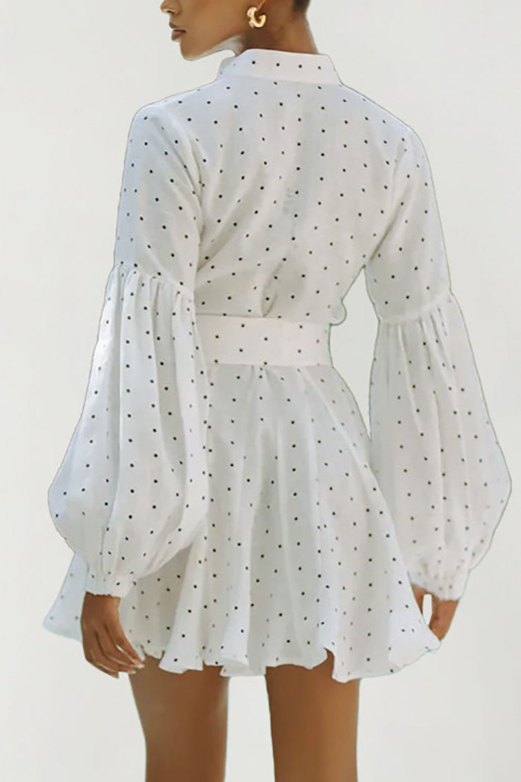 Robe courte à pois avec manches lanterne et lien