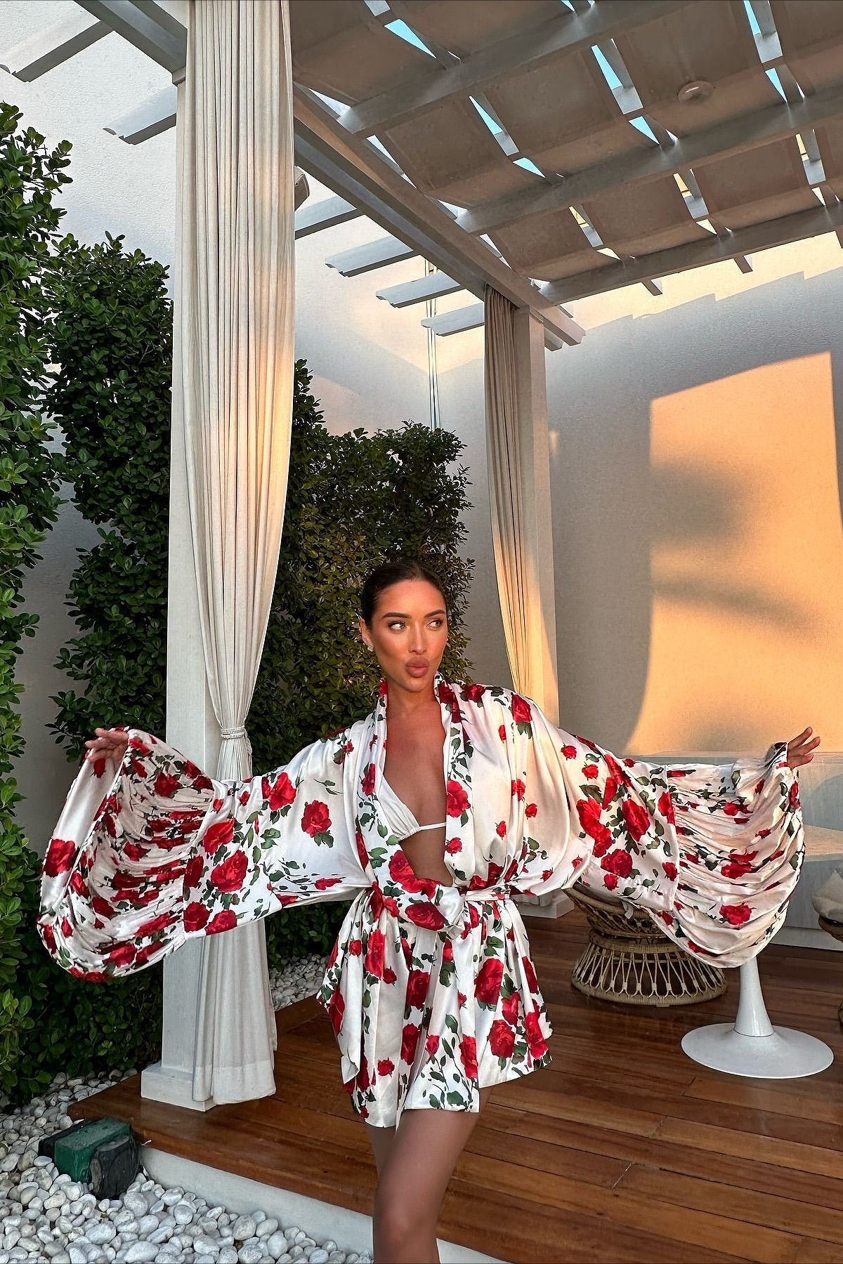 Vestido corto con estampado floral fresco y mangas farol