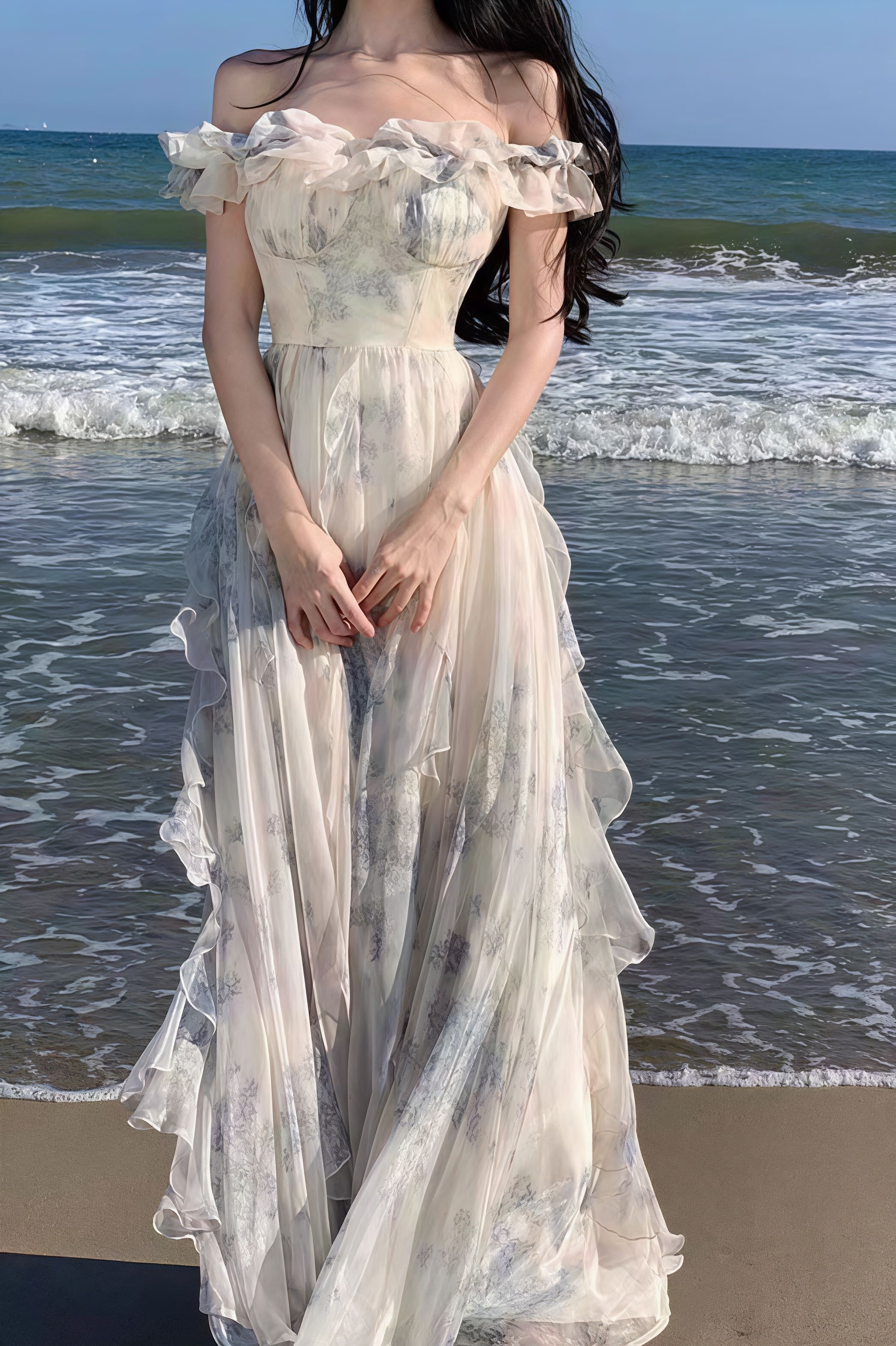 Abito lungo svolazzante a fiori con spalline sottili e volant