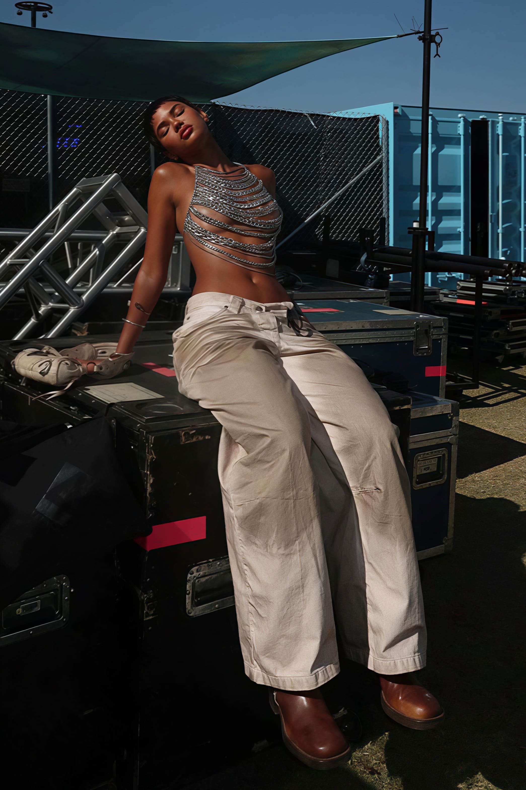 Top elegante in metallo con catena, senza schienale e con ritaglio, modello canottiera