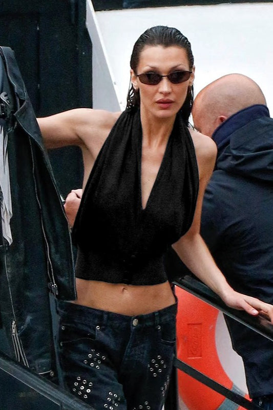 Canotta a collo a V largo con allacciatura al collo, tinta unita, vita con bottoni, senza schienale