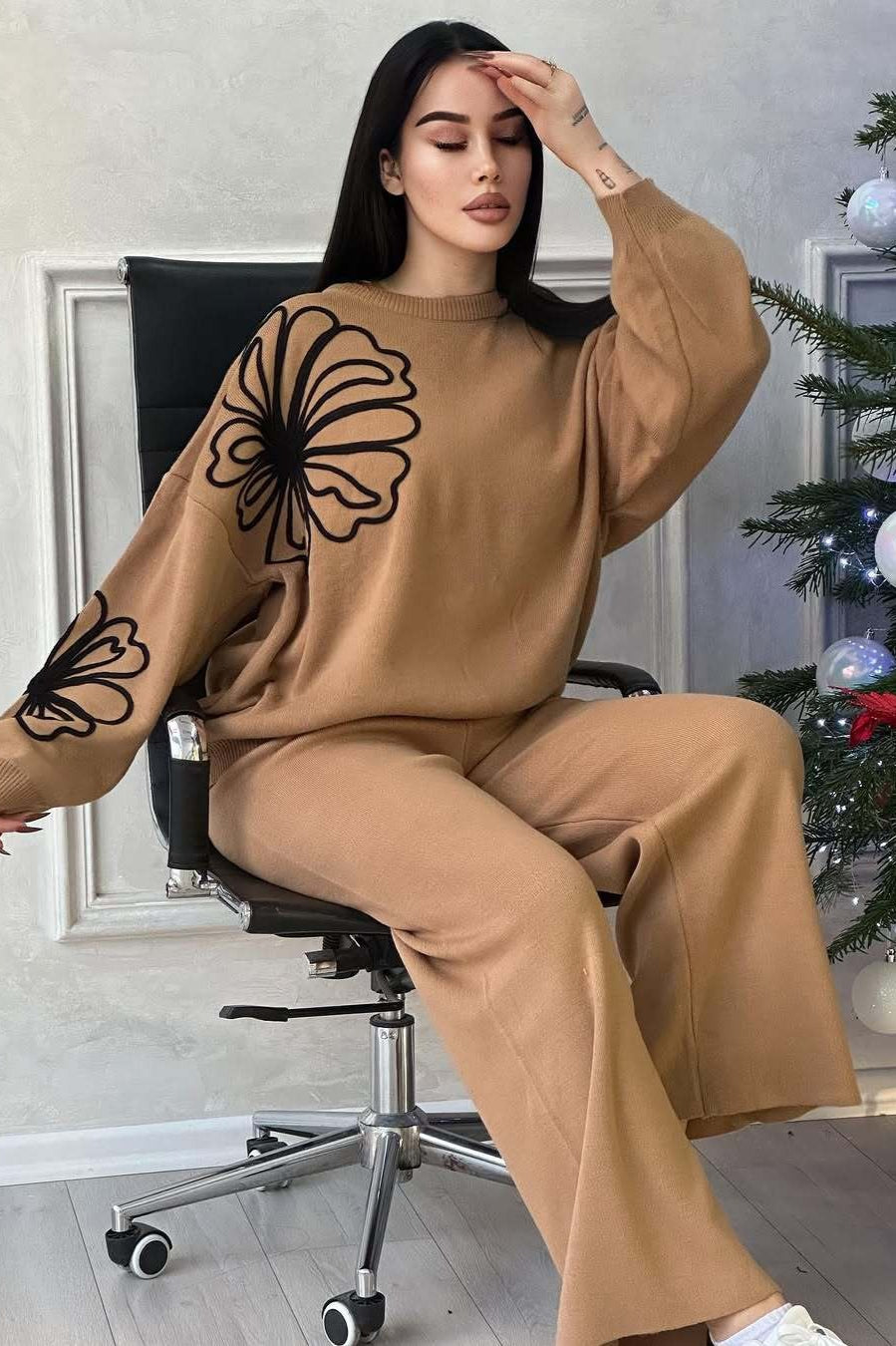 Completo due pezzi maglione girocollo lavorato a maglia con pantaloni casual