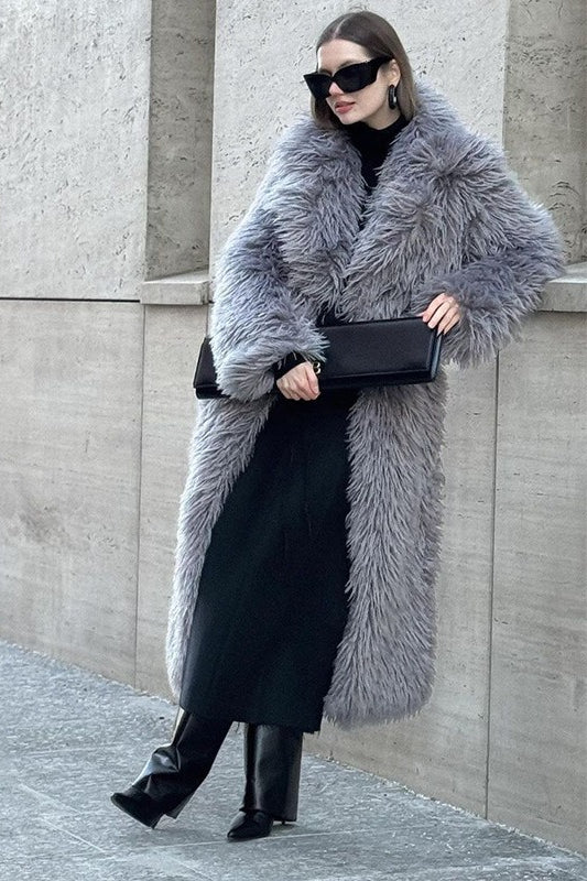 Manteau long blanc en fausse fourrure écologique au-dessus du genou