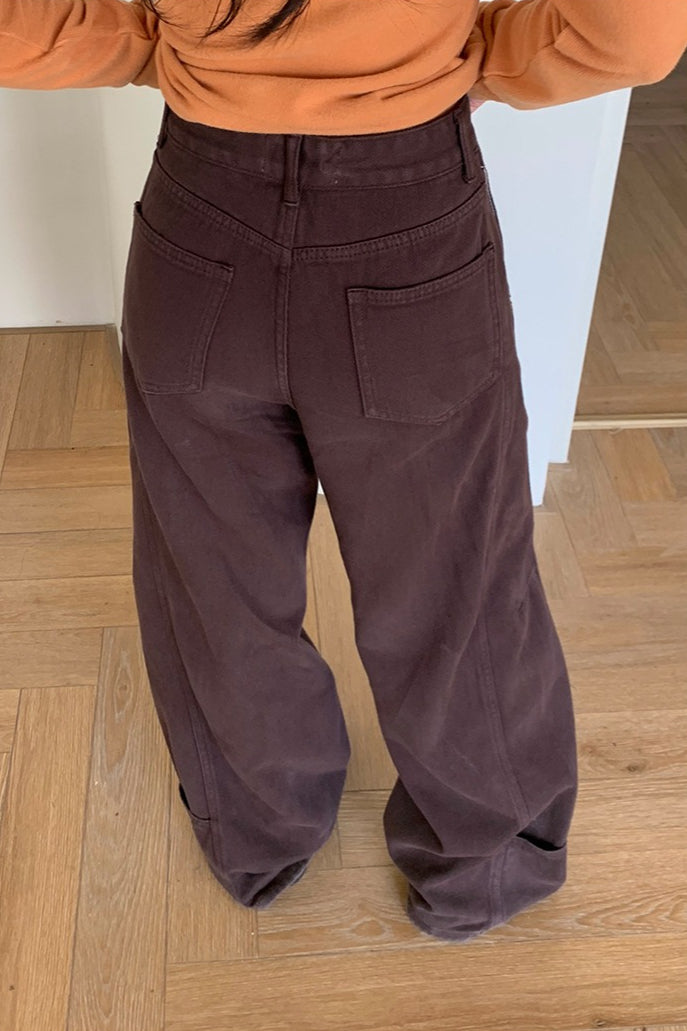 Jeans a vita alta con tasche laterali, gamba larga e sagomata